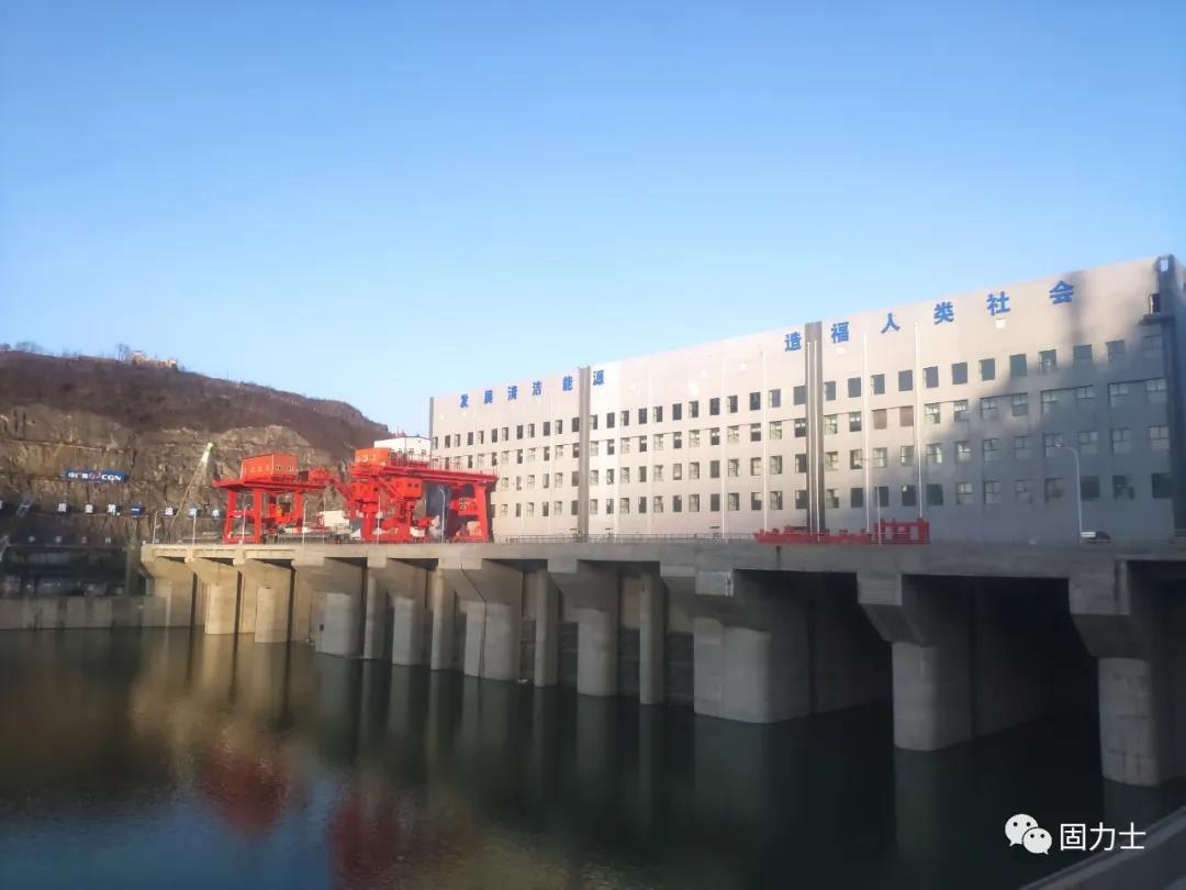 　　漢江白河(夾河)水電站項目效果圖 　　漢江白河(夾河)水電站項目效果圖  　　漢江白河水電站樞紐工程是陜西省“十三五”續建項目之一，為加快推進(jìn)重點(diǎn)項目建設，造福兩岸百姓，白河縣加大溝通協(xié)調力度，最終中廣核集團與中國信達公司以控股的方式共同投資建設。為保障工程建設順利實(shí)施，白河縣先后多次召開(kāi)縣長(cháng)辦公會(huì )、項目建設推進(jìn)會(huì )，做好移民安置、環(huán)境保障、項目服務(wù)等工作，積極為工程建設創(chuàng  )造良好的施工環(huán)境?！?  　　漢江白河(夾河)水電站項目實(shí)景